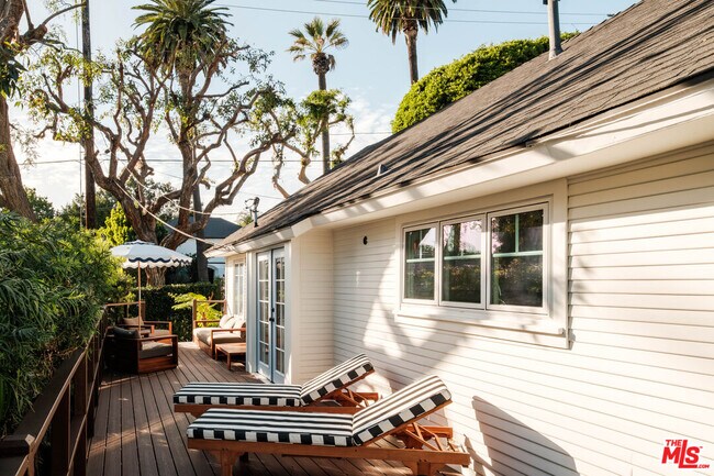 Building Photo - 866 N Doheny Dr