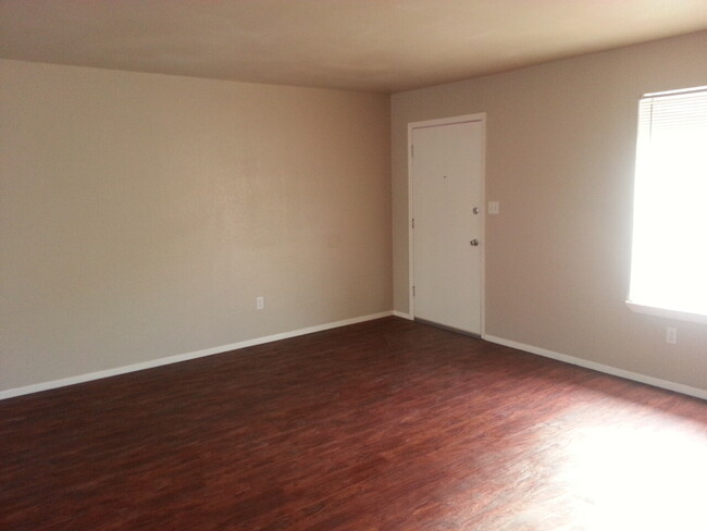 Building Photo - 1113 Primrose Avenue