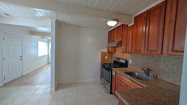 Building Photo - 4 Bed, 1.5 bath Home, freshly painted and ...