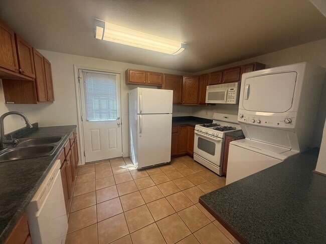 Building Photo - $0 DEPOSIT OPTION. CLASSIC CHARACTER MEETS COMFORT: 2-BED, 1-BATH IN AN INVITING TRIPLEX