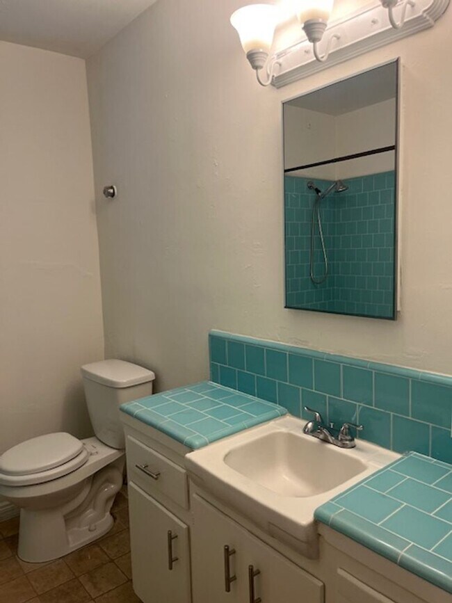 Building Photo - HT-406-410