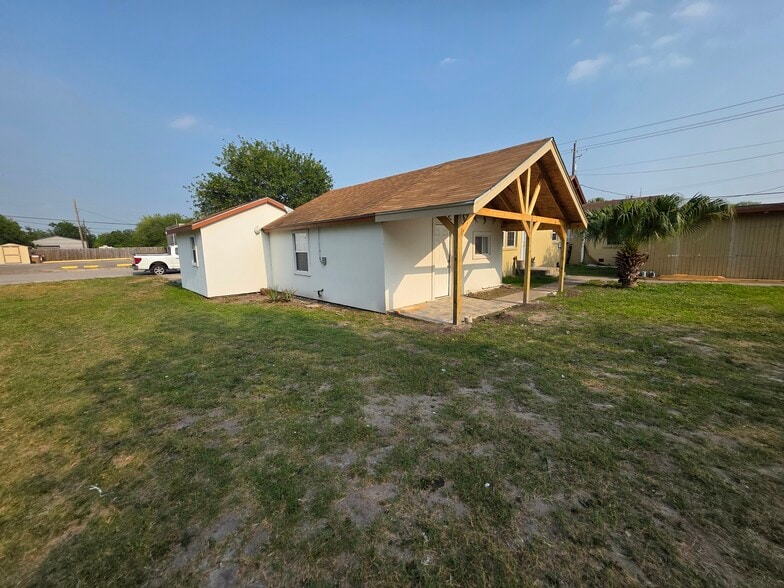 Building Photo - 4853 Boca Chica Blvd