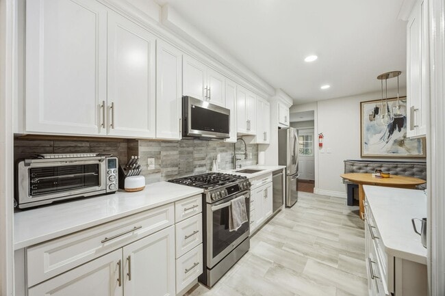 Building Photo - 135 Van Horne St