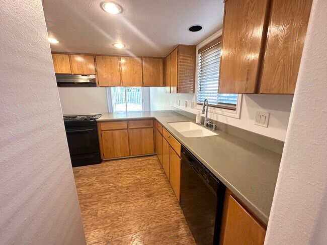 Building Photo - 3 Bedroom 2 Bath Hillsboro Home!