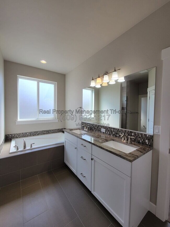 Building Photo - 1108 S Kansas Pl