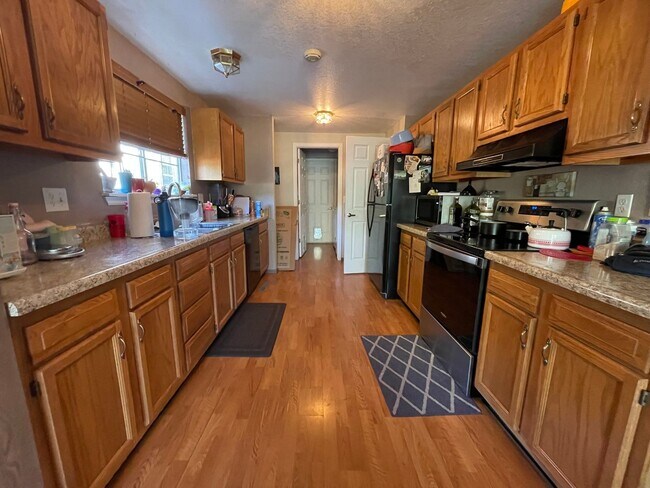 Building Photo - Charming 3 Bed 3 Bath Home - Available Aug...