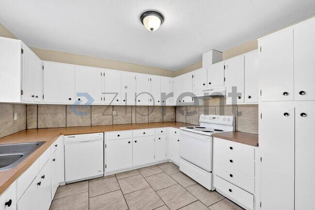 Building Photo - 3225 Crites St