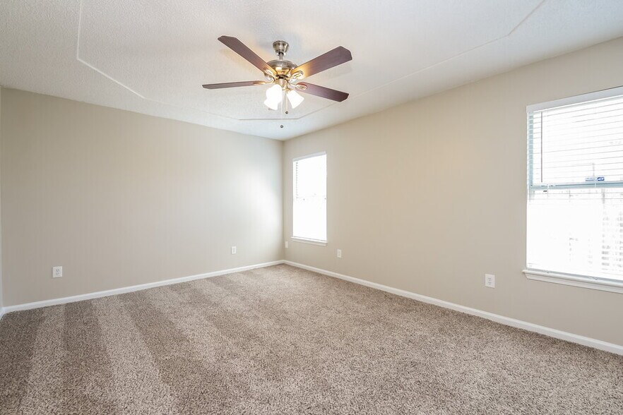Building Photo - 3230 Chantilly Ct