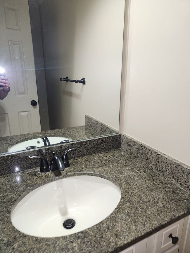 Building Photo - 3 bedroom 2 1/2 Bath Townhouse