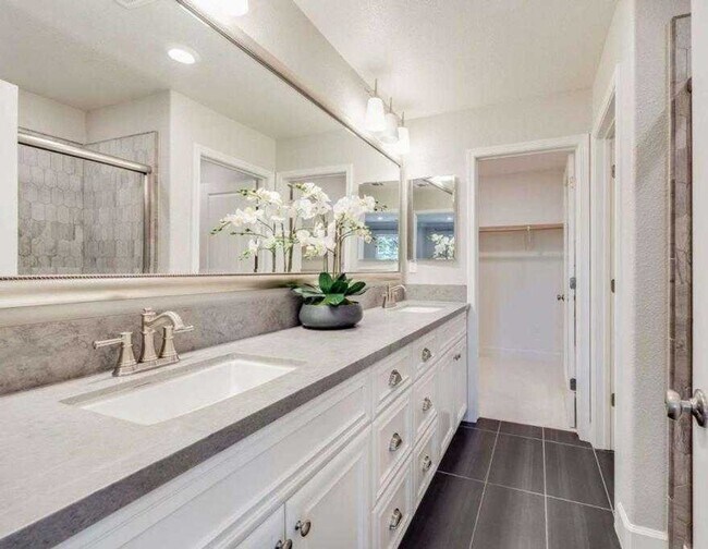 Building Photo - Luxury 3-Bed Townhouse in Hayward Just Built in 2019!