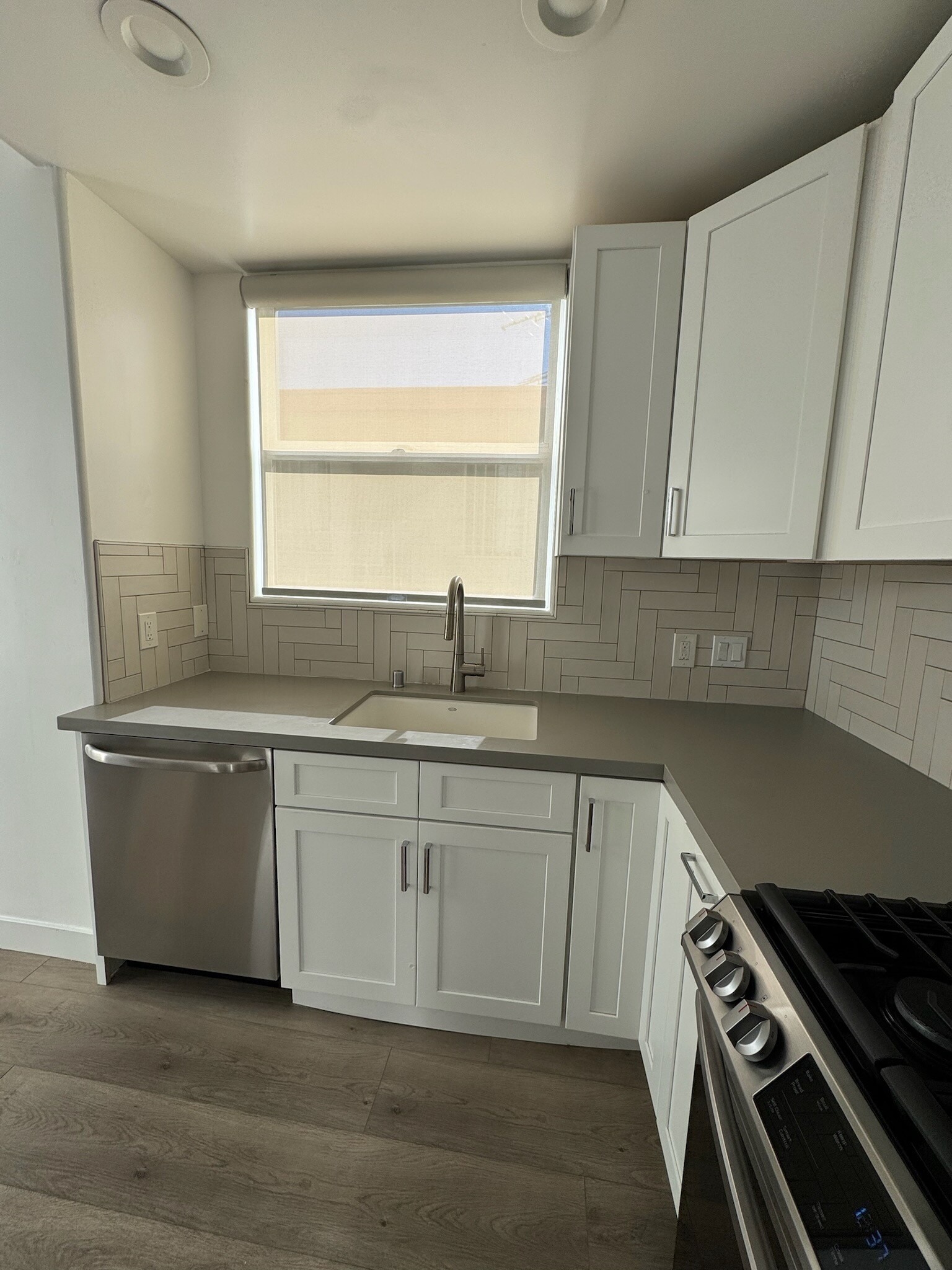 Kitchen - 910 N Curson Ave