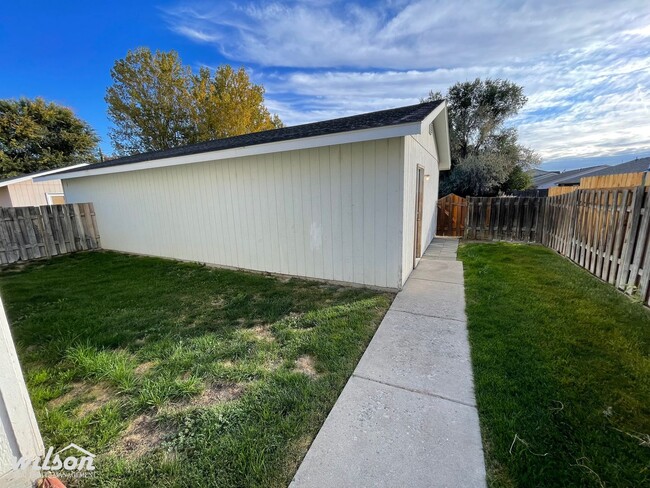 Building Photo - 3bd/2ba Duplex with Two Car Garage in Unio...