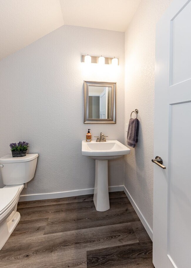 Building Photo - End Unit Townhome in Mountain Shadows near...