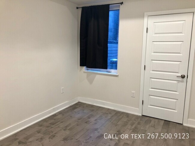 Building Photo - Large 2BR/2BA unit with Washer/Dryer.  Pri...