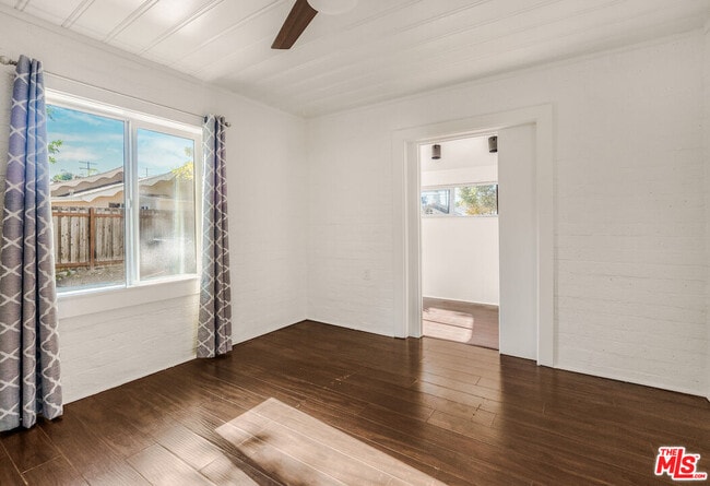 Building Photo - 5754 Fallbrook Ave