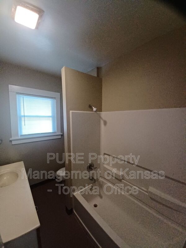 Building Photo - 630 SW Washburn Ave