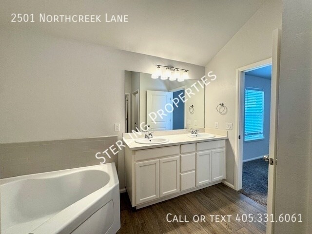 Building Photo - 2501 Northcreek Ln