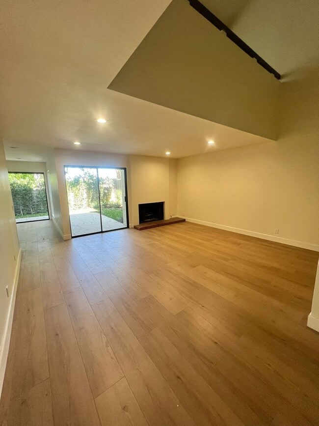 Building Photo - Thousand Oaks - 3 bedroom, 2.5 bath in the...