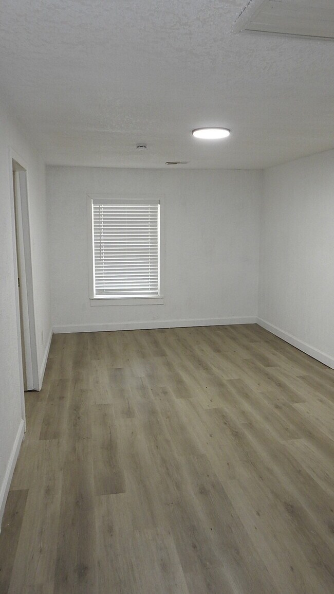 Building Photo - Newly rehabbed fully rehabbed 4 bed 2 bath...