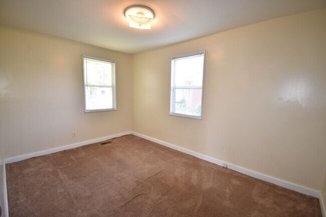 Building Photo - 486 McBain Dr