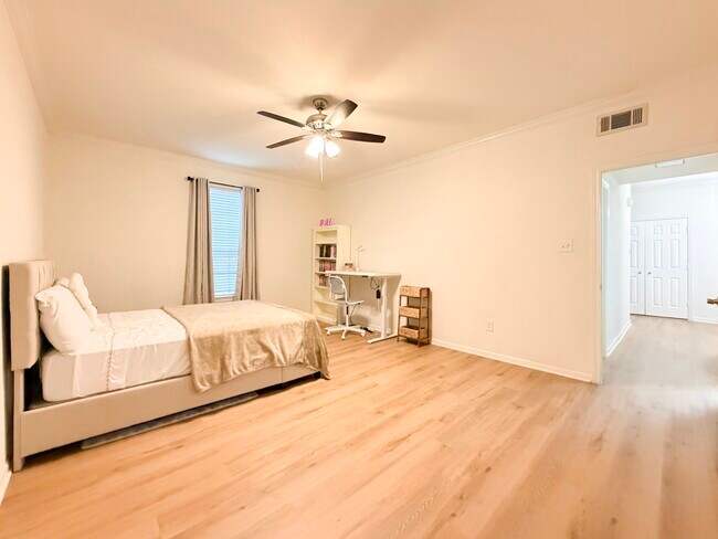 Building Photo - 2255 Braeswood Park Dr