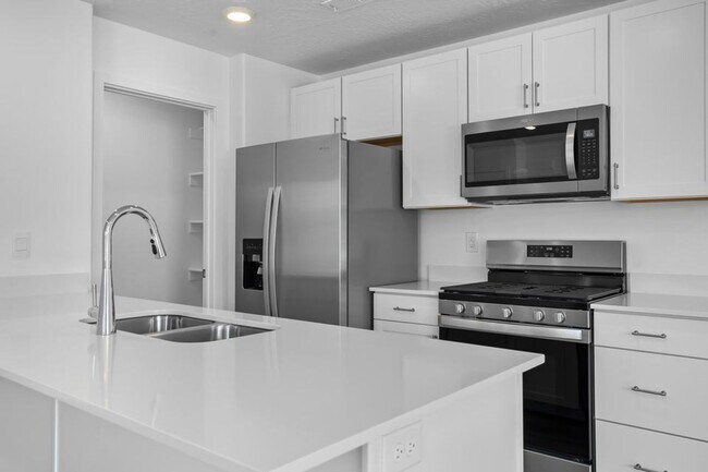 Building Photo - MOVE IN READY! 3 Bedroom townhome in long valley!