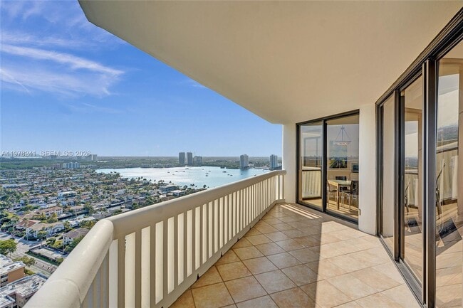 Building Photo - 2000 Island Blvd