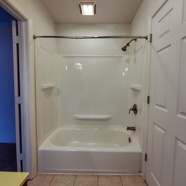 Building Photo - 3 Bedroom home in Shawnee