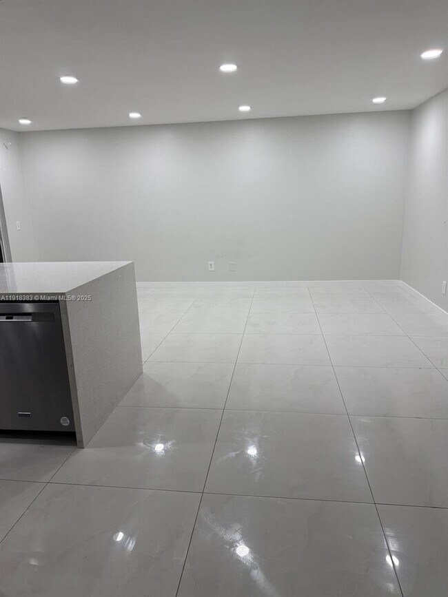 Building Photo - 2461 SW 82nd Ave