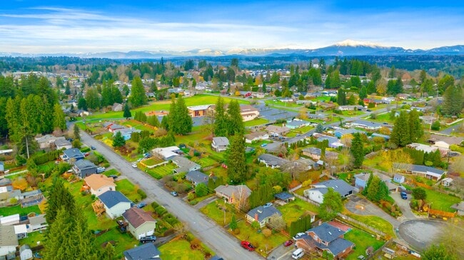 Building Photo - Spacious 5-Bed Home on XL Private Lot!