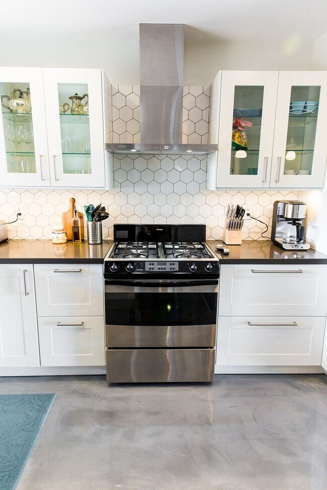 Building Photo - Gorgeous Fully Furnished 3 Bd 2 Bath Vacat...