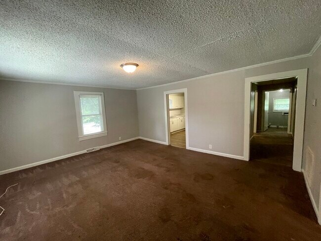 Building Photo - 3 bedroom 1 bath house available