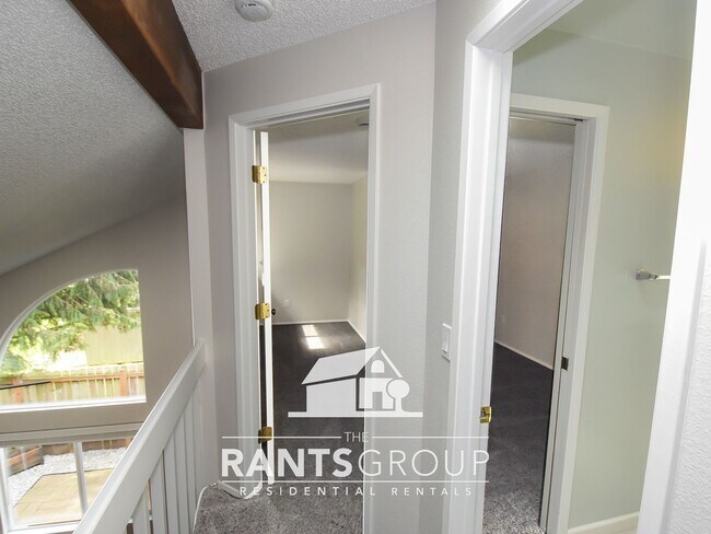 Building Photo - Charming 1-Bed / 1-Bath Townhome in Lacey!