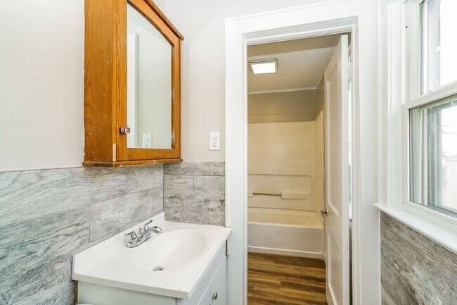 Building Photo - 833 Clarendon Ave