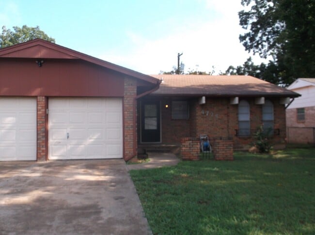 Primary Photo - Nice 3bed, 1 1/2 bath. 2 car garage