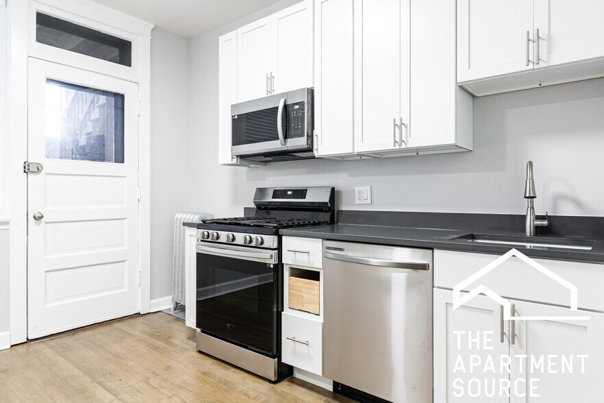 Building Photo - 1452 W Winnemac Ave