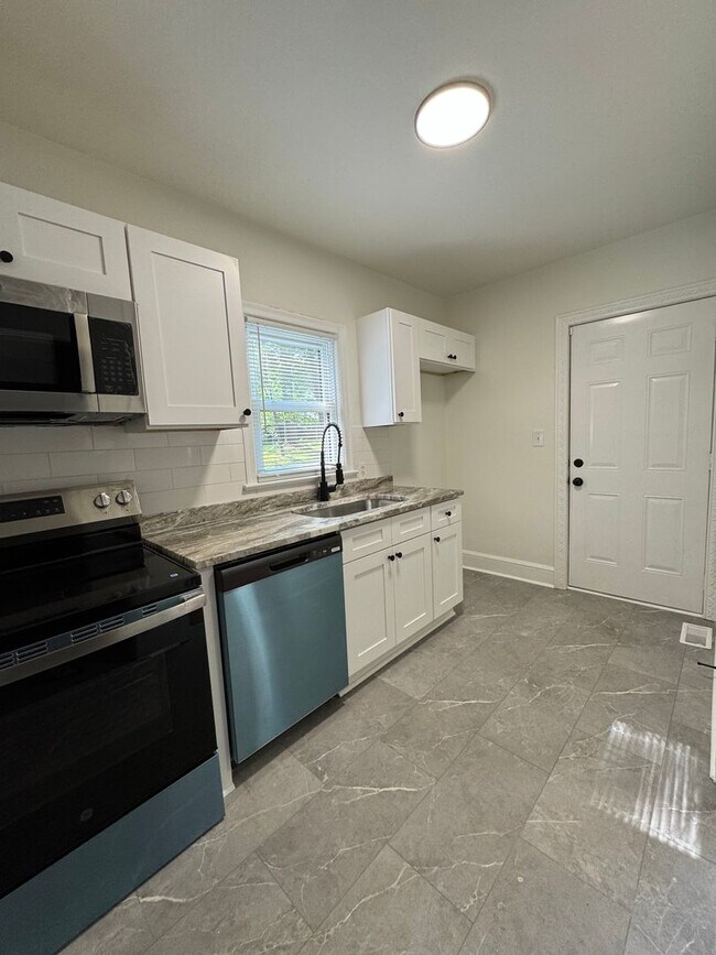 Building Photo - 2bed/1bath w/ detached garage!
