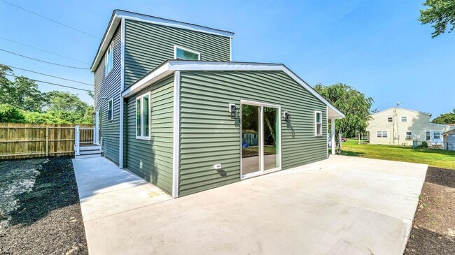Building Photo - 700 E Brook Ln