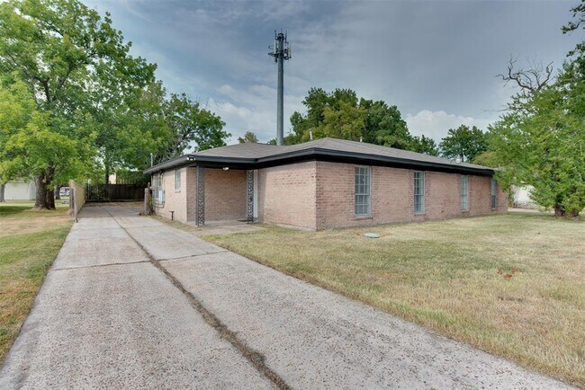 Building Photo - 2413 Woodgate St