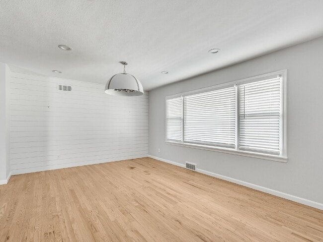 Building Photo - Beautiful Home Just Minutes from the OU Ca...