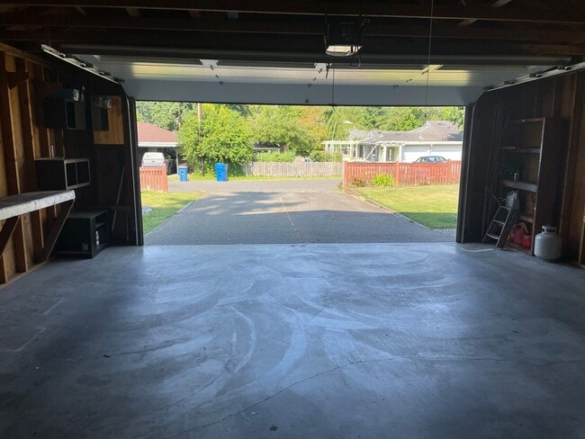 Building Photo - 2 BR/1.75 BA home in Edmonds