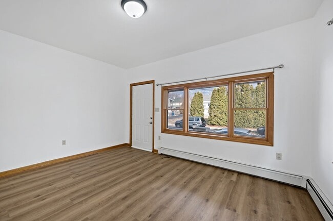 Building Photo - Spacious 4 Bedroom | 1.5 Bath | 1 Car Garage For Rent -Northampton PA