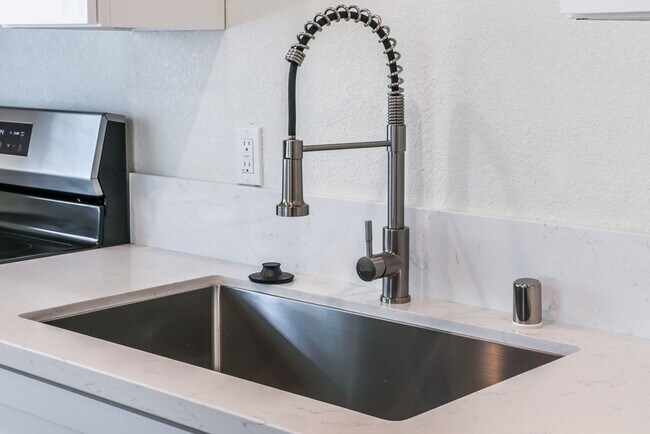 Building Photo - XL Studio - Newly renovated with large wal...