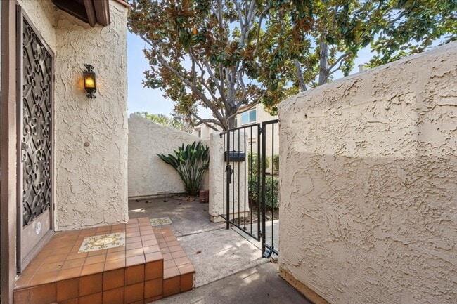 Building Photo - Spacious Tri-Level Townhome with Private G...