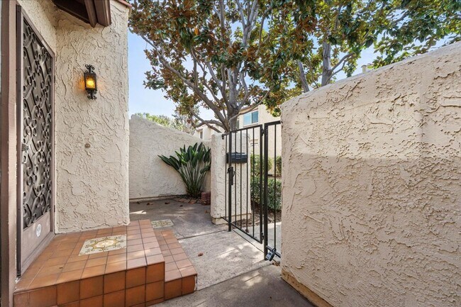 Building Photo - Spacious Tri-Level Townhome with Private Garage and Renovated Kitchen