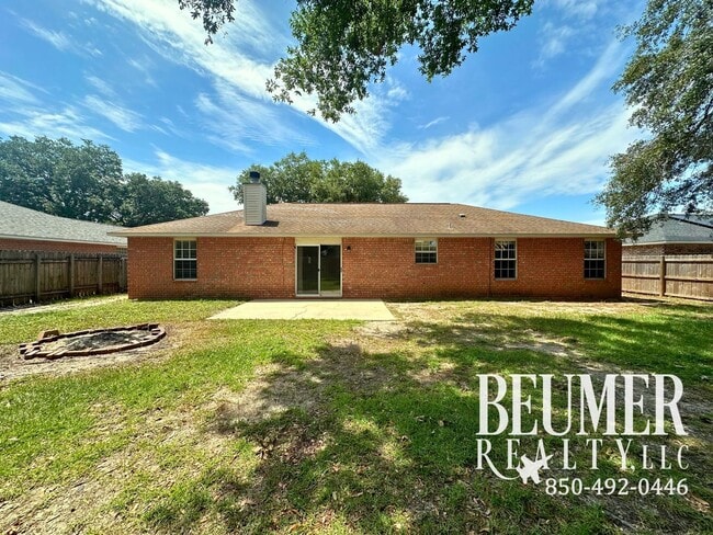 Building Photo - Home nestled in in W. Pensacola minutes fr...