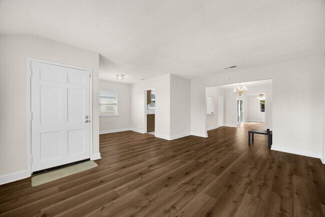 Building Photo - 3 Bed / 2 Bath Home with 2 Car Garage