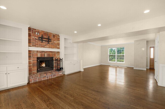 Building Photo - 2420 Regal View Ct