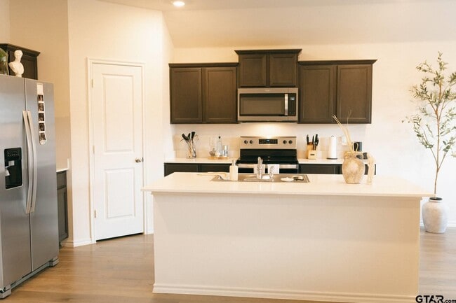 Building Photo - 203 Parker Oaks Dr