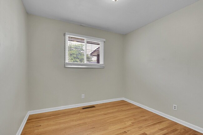 Building Photo - $1,900.00, 3-bed, 2 bath, located in Color...